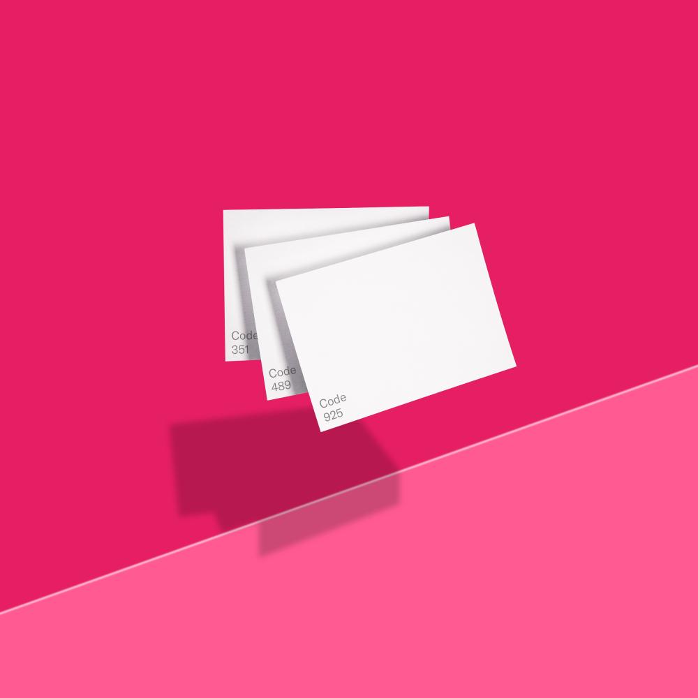 Weisse Karten mit Code auf pinkem Hintergrund