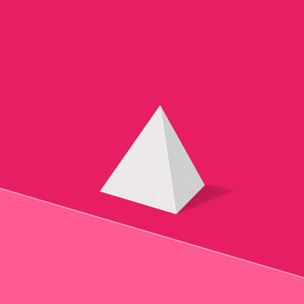 Weisser Tischaufsteller in Pyramidenform auf pinkem Hintergrund.