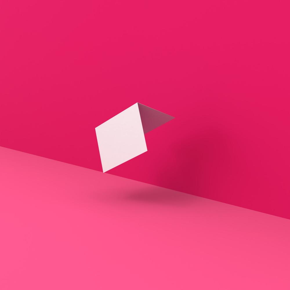 Weisse Faltkarte für Weihnachten oder Neujahr vor pinken Hintergrund. Geeignet für Weihnachtsgrüsse und Glückwünsche.. 